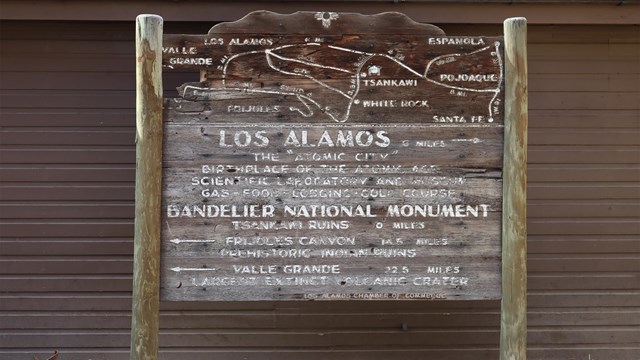 A wooden sign that has a map of Los Alamos.